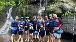 Pertama kali merasakan sensasi arung jeram bersama keluarga. Momen liburan ini terlihat begitu menyenangkan. Momen keseruannya saat naik perahu karet di sungai diabadikan Chelsea Olivia di media sosial Instagramnya yang menuai banyak sorotan netizen. (Liputan6.com/IG/@chelseaoliviaa)