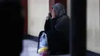 Salah satu keluarga korban kecelakaan kereta api, yang melibatkan KA Argo Bromo Anggrek dan KRL Commuter Line di Stasiun Bekasi Timur, saat menanti identifikasi jenazah korban di Rumah Sakit Polri Kramat Jati, Jakarta Timur, Selasa (28/4/2026). (Kapanlagi.com/Budy Santoso)
