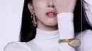 Sedangkan Han So Hee yang juga memiliki visual yang tak main-main, juga merupakan Ambassador dari brand perhiasan Boucheron. Hasil photoshoot Han So Hee untuk Boucheron yang tak kalah memesona mengenakan turtleneck putih dengan memakasi, earcuff, gelang, dan cincin dari Boucheron. [Foto: Instagram/xeesoxee]