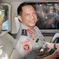 Kapolri terpilih Komjen (Pol) Tito Karnavian berada di dalam mobil usai mengikuti sidang paripurna dengan agenda pengesahan dirinya sebagai calon Kapolri di Kompleks Parlemen, Jakarta, Senin (27/6). (Liputan6.com/Johan Tallo)
