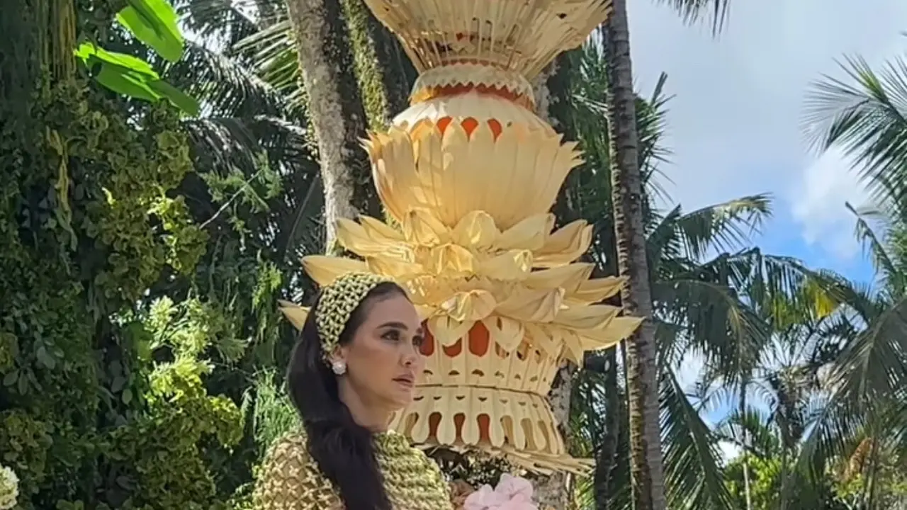 Luna Maya saat Prosesi Siraman dan Sungkeman