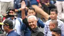 Calon presiden dengan nomor urut 3, Ganjar Pranowo (tengah) melambaikan tangan saat tiba untuk menghadiri "Deklarasi Kampanye Pemilu Damai" di Gedung Komisi Pemilihan Umum (KPU), Jakarta, Senin, 27 November 2023. (AP Photo/Tatan Syuflana)