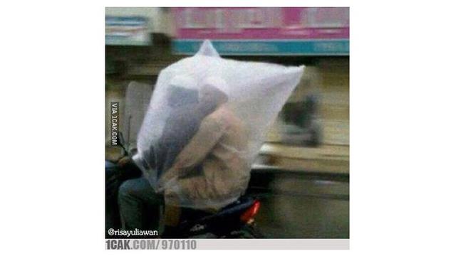 Jas hujan nyeleneh (Sumber: 1cak)