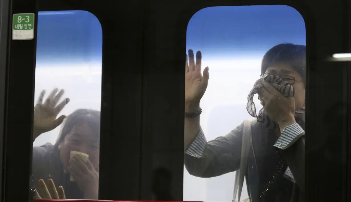 Orang-orang diserang oleh gas tiruan selama latihan anti-terorisme di kereta bawah tanah di stasiun kereta bawah tanah Shindorim di Seoul, Korea Selatan, Selasa 29/10/2019). Latihan anti-terorisme bulan ini dikombinasikan dengan latihan pencegahan bencana. (AP Photo/Ahn Young-joon)