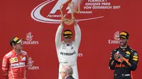 Pembalap Mercedes Valtteri Bottas (tengah) rayakan kemenangan balapan Formula 1 (F1) GP Austria di Sirkuit Red Bull Ring, Minggu (9/7/2017). (AFP/Joe Klamar)