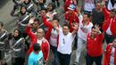 Ketua Umum Taruna Merah Putih Maruarar Sirait bersama dengan Wali Kota Bandung Ridwan Kamil dan peserta Kirab Kebangsaan saat melakukan long marc ke Halaman Desa Rancasari, Pamanukan, Subang, Jawa Barat pada Sabtu (4/3). (Liputan6.com/Johan Tallo)