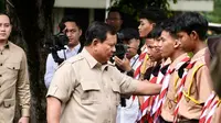 Presiden Prabowo Subianto didampingi Menteri Sosial Saifullah Yusuf (Gus Ipul) dan Wakil Menteri Sosial Agus Jabo Priyono meninjau fasilitas Sekolah Rakyat Menengah Atas (SRMA) 10 Jakarta Selatan, Kamis (11/9/2025). (Biro Humas Kemensos / Ayub Argyan Atmaja)