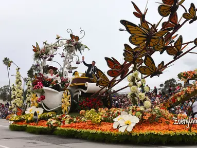  Mobil hias dari tim The Miracle- Gro berjudul "Everything's Coming Up Roses," menjadi pemenang Queen's Trophy pada parade mawar ke 128 di Pasadena, California, AS (2/1). Kegiatan ini sudah bermula sejak Tahun Baru pada 1890. (AP Photo/Michael Owen Baker)