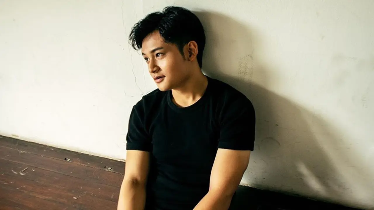 Potret Randy Martin pakai kaos hitam