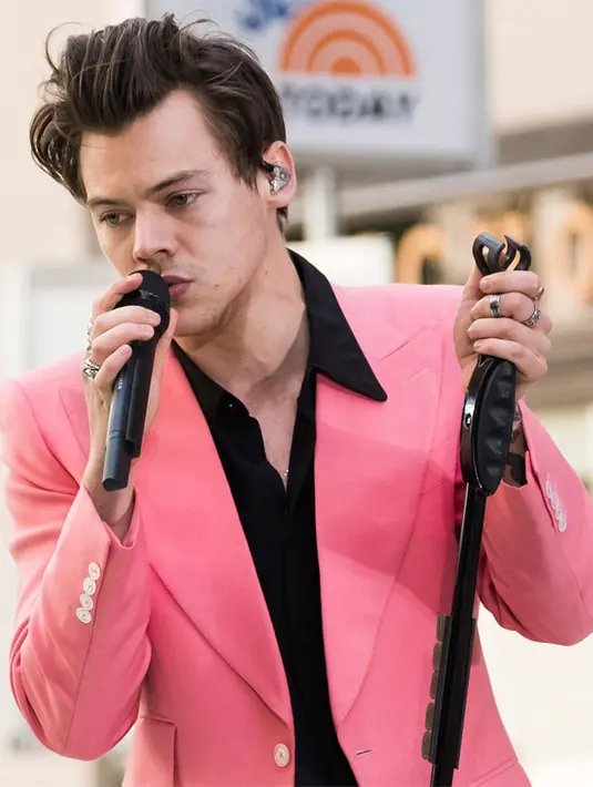 Keadaan gadis itu pun semakin membaik secara cepat ketika menerima telpon dari idolanya, Harry Styles. Sapaan hangat diberikan Harry untuk Freya sebagai bentuk dukungan dan penyemangatnya untuk sembuh. (AFP/Bintang.com)