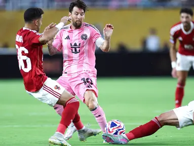 Pemain Inter Miami, Lionel Messi, berusaha melewati pemain Al Ahly pada pertandingan pembuka Grup A Piala Dunia Antarklub 2025 di Hard Rock Stadium pada Minggu (15/6/2025). (AFP/Photo by Kevin C. Cox)