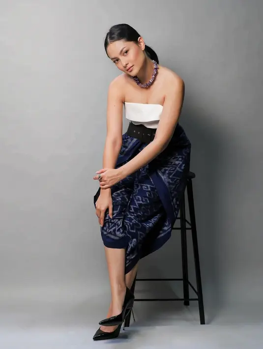 Memiliki paras menawan, Clara kerap tampil dalam sesi pemotretan. Baik dalam busana kasual maupun dengan gaya elegan bahkan dalam balutan kain Nusantara. Penampilannya pun kerap curi perhatian. (Liputan6.com/IG/clarabernadeth)