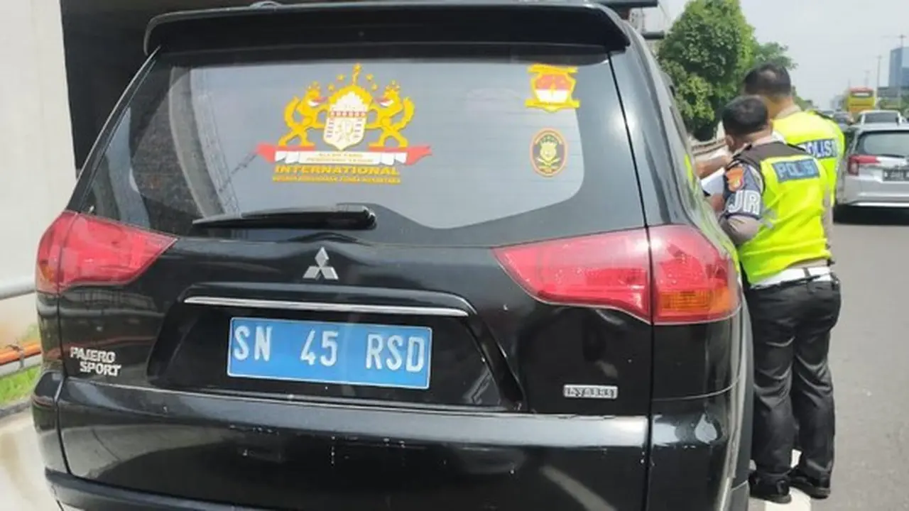 Polisi memberikan sanksi tilang kepada pengemudi yang menggunakan pelat nomor palsu.