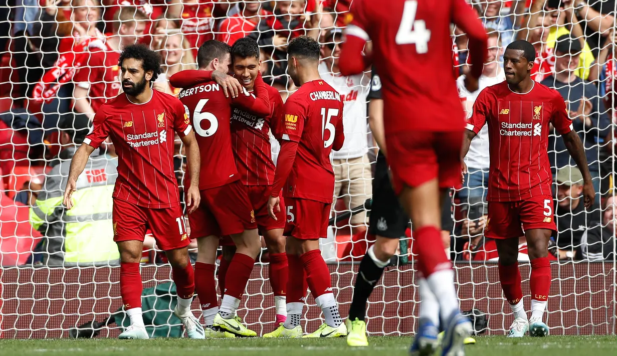Penyerang Liverpool Mohamed Salah (kiri) bersama rekan-rekannya merayakan gol mereka ke gawang Newcastle United pada laga Liga Inggris di Anfield, Liverpool, Inggris, Sabtu (14/9/2019). Mohamed Salah dan Sadio Mane membawa Liverpool menghajar Newcastle 3-1. (AP Photo/Rui Vieira)