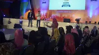 Presiden Direktur PT Jamu Sido Muncul Irwan Hidayat berbagi pengalaman sebagai pengusaha di hadapan ribuan peserta yang memadati acara Emtek Goes To Campus (EGTC) 2017 di Universitas Negeri Malang, Jawa Timur.(Liputan6.com/Zainul Arifin)