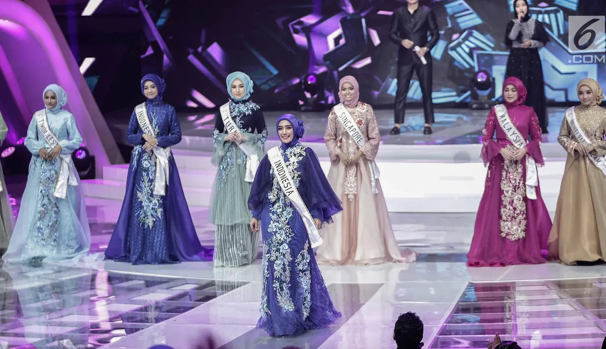 Top 10 finalis yang lolos dalam malam puncak Puteri Muslimah Asia 2018 di Jakarta, Senin (7/5). Peserta yang lolos berasal dari Indonesia, Malaysia, Brunei Darussalam, Turki, Timor Leste, dan Singapura. (Liputan6.com/Faizal Fanani)