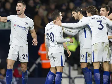 Para pemain Chelsea merayakan gol yang dicetak Eden Hazard ke gawang West Bromwich pada laga Premier League di Stadion The Hawthorns, West Bromwich, Sabtu (18/11/2017). West Bromwich kalah 0-4 dari Chelsea. (AFP/Roland Harrison)