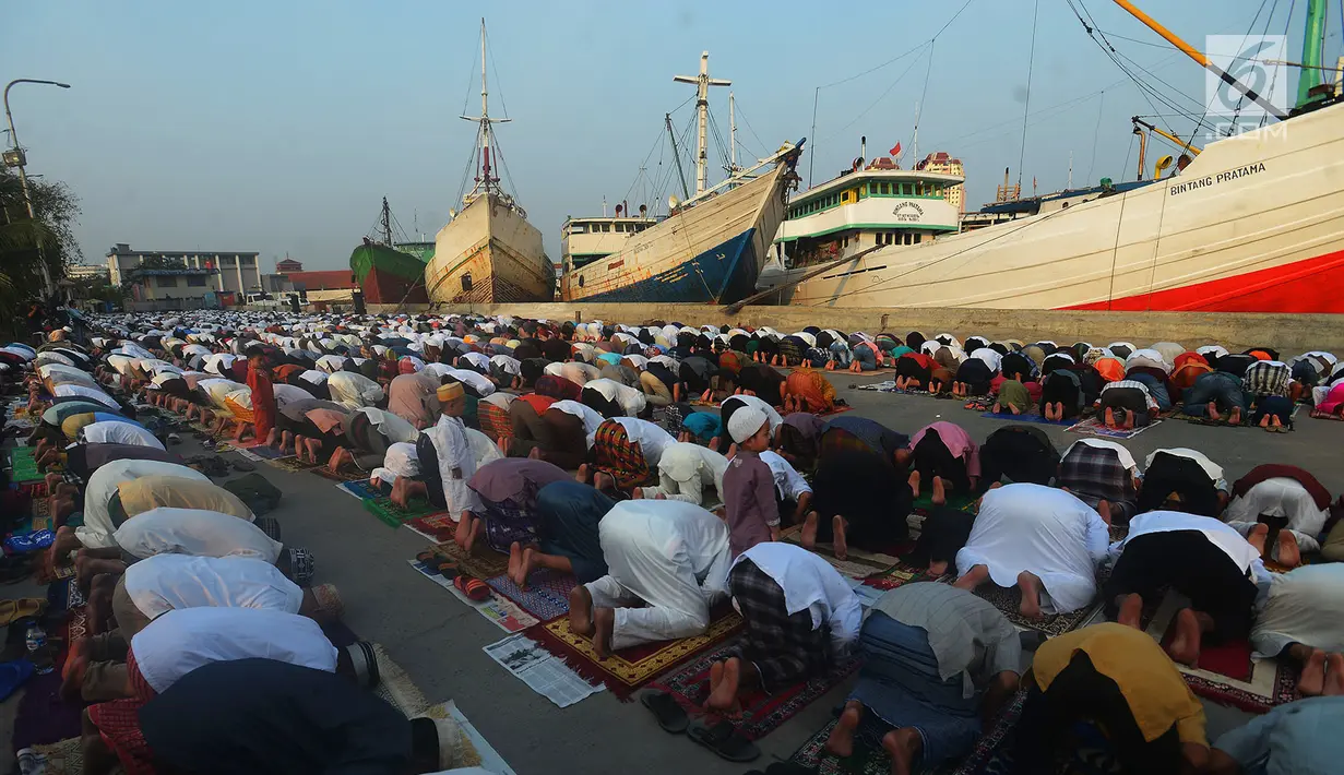 Umat islam menunaikan salat Idul Fitri 1439 H di Pelabuhan Sunda Kelapa, Jakarta, Jumat (15/6). Seluruh umat islam merayakan hari Idul Fitri 1349 H yang jatuh pada Jumat, 15 Juni 2018.            (Merdeka.com/Imam Buhori)