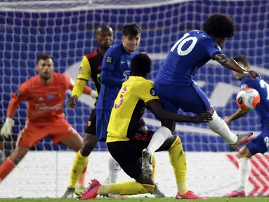 Pemain Chelsea Willian menendang bola ke arah gawang Watford pada pertandingan Premier League di Stadion Stamford Bridge, London, Inggris, Sabtu (4/7/2020). Chelsea menang 3-0 dan kembali menggeser Manchester United dari posisi empat klasemen. (Mike Hewitt/Pool via AP)