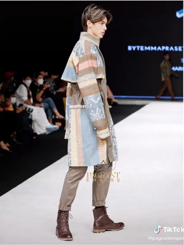 6 Potret Eddy Meijer Anak Maudy Koesnaedi Jadi Model Indonesia Fashion Week 2022