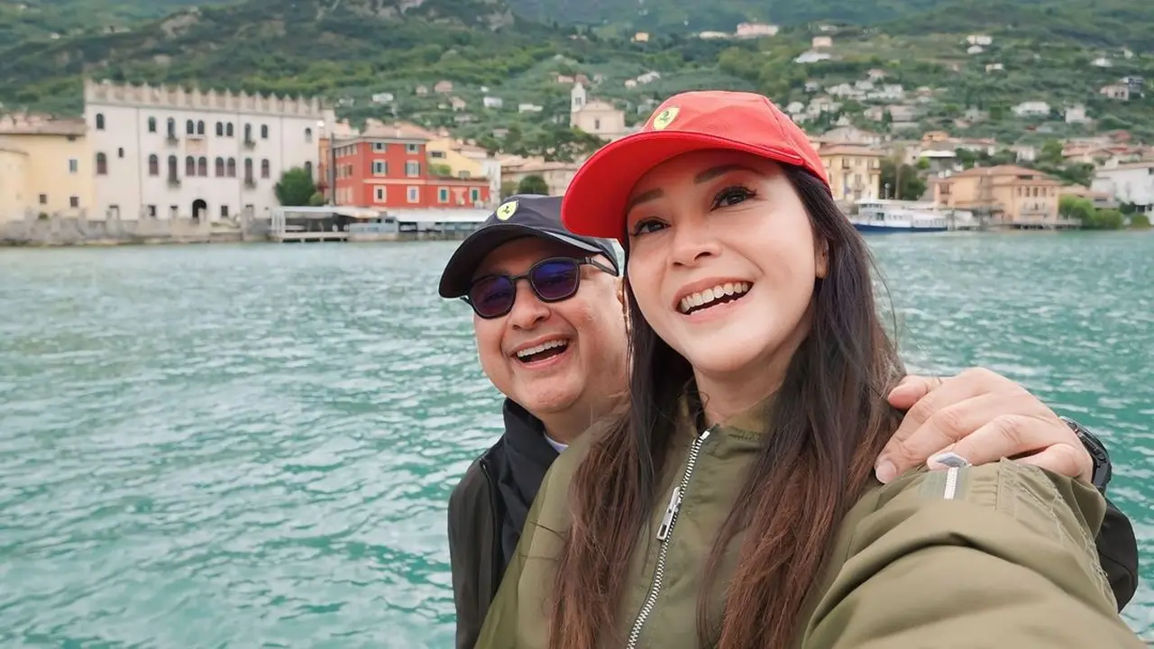 6 Gaya Serasi Maia Estianty dan Irwan Mussry Liburan Romantis di Italia