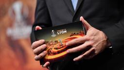 Wakil Sekjen UEFA, Giorgio Marchetti, bersiap membacakan undian semifinal Liga Europa di Nyon, Swiss, Jumat (13/4/2018). Arsenal akan melawan Atletico Madrid, Marseille melawan Salzburg. (AFP/Fabrice Coffrini)