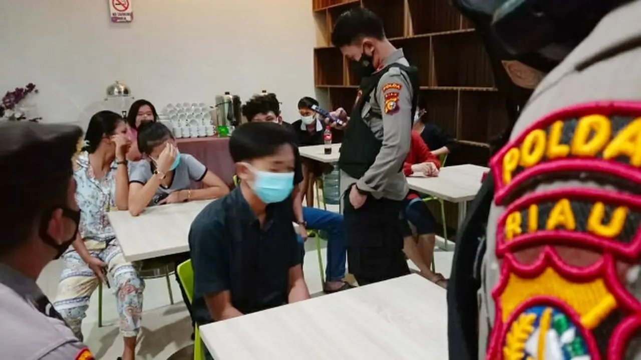 Remaja dan perempuan penyedia jasa prostitusi di hotel kelas melati yang terjaring Polda Riau.