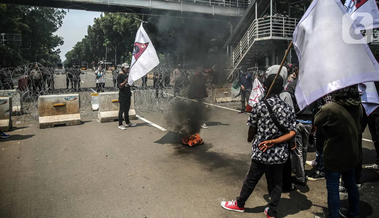 Massa Badan Eksekutif Mahasiswa Seluruh Indonesia (BEM SI) saat berunjuk rasa di area Patung Kuda Arjuna Wijaya, Jalan Medan Merdeka Barat, Jakarta (20/10/2020). Massa meminta Presiden Joko Widodo atau Jokowi  segera mencabut UU Cipta Kerja melalui Perppu. (Liputan6.com/Faizal Fanani)