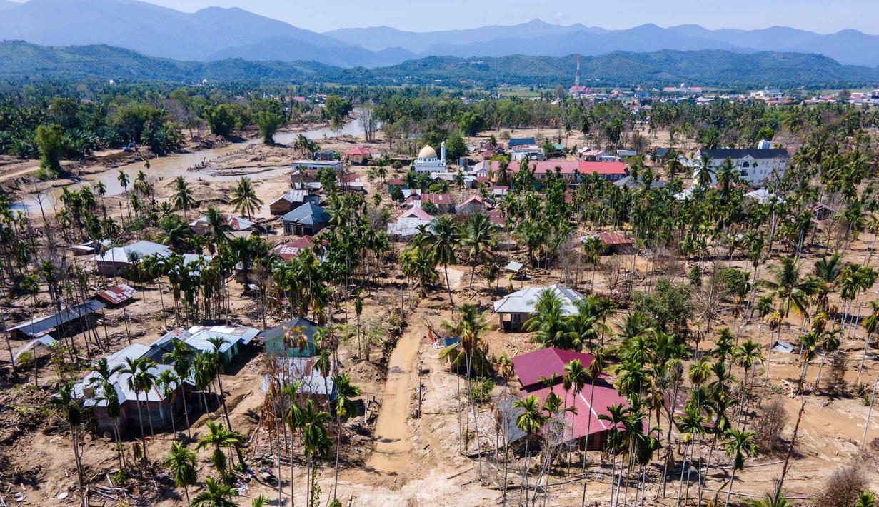 Kondisi ini memaksa warga untuk menjalani Ramadan dengan segala keterbatasan di lokasi pengungsian. Tampak foto udara menunjukkan kerusakan akibat banjir di daerah pemukiman di Meurah Dua, Kabupaten Pidie Jaya, Provinsi Aceh, pada 21 Februari 2026, setelah banjir dan tanah longsor dahsyat melanda Sumatra, akhir November 2025 lalu. (CHAIDEER MAHYUDDIN/AFP)