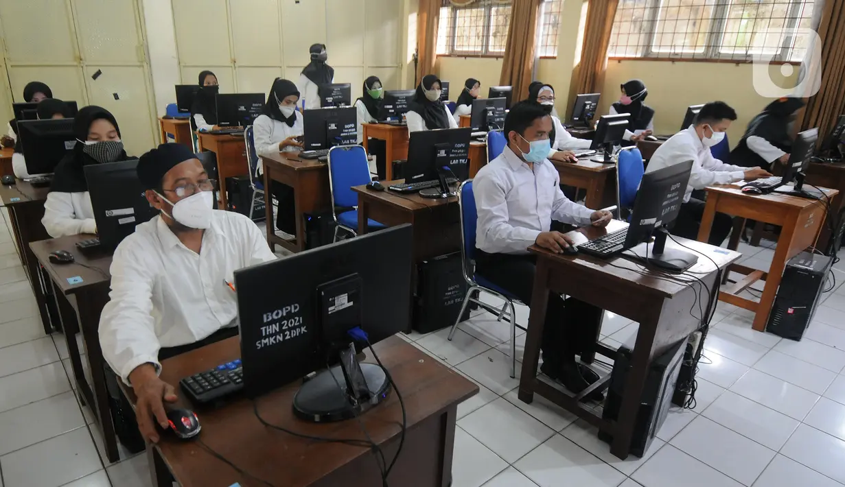 Peserta mengikuti ujian seleksi kompetensi Pegawai Pemerintah dengan Perjanjian Kerja (P3K) Guru di SMKN 2, Depok, Jawa Barat, Selasa (14/9/2021). Kemendikbud mulai Senin (13/9) secara serentak di Indonesia dilaksanakan ujian Seleksi Kompetensi P3K di 1000 lokasi. (merdeka.com/Arie Basuki)