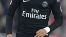 10. Kylian Mbappe - Satu dari sekian banyak pemain muda yang memperlihatkan sinar terang di Piala Dunia Rusia 2018. Kesuksesannya membawa Prancis menjadi kampiun membuat PSG menebus Mbappe usai masa peminjamannya dari AS Monaco berakhir. (AFP/Christof Sta
