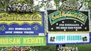 Karangan bunga duka cita diletakkan dekat Bondan Winarno di kawasan Sentul, Bogor, Rabu (29/11). Menurut pihak keluarga, rencananya jenazah pria yang terkenal dengan ungkapan Maknyus-nya itu akan dikremasi. (Liputan6.com/Herman Zakharia)