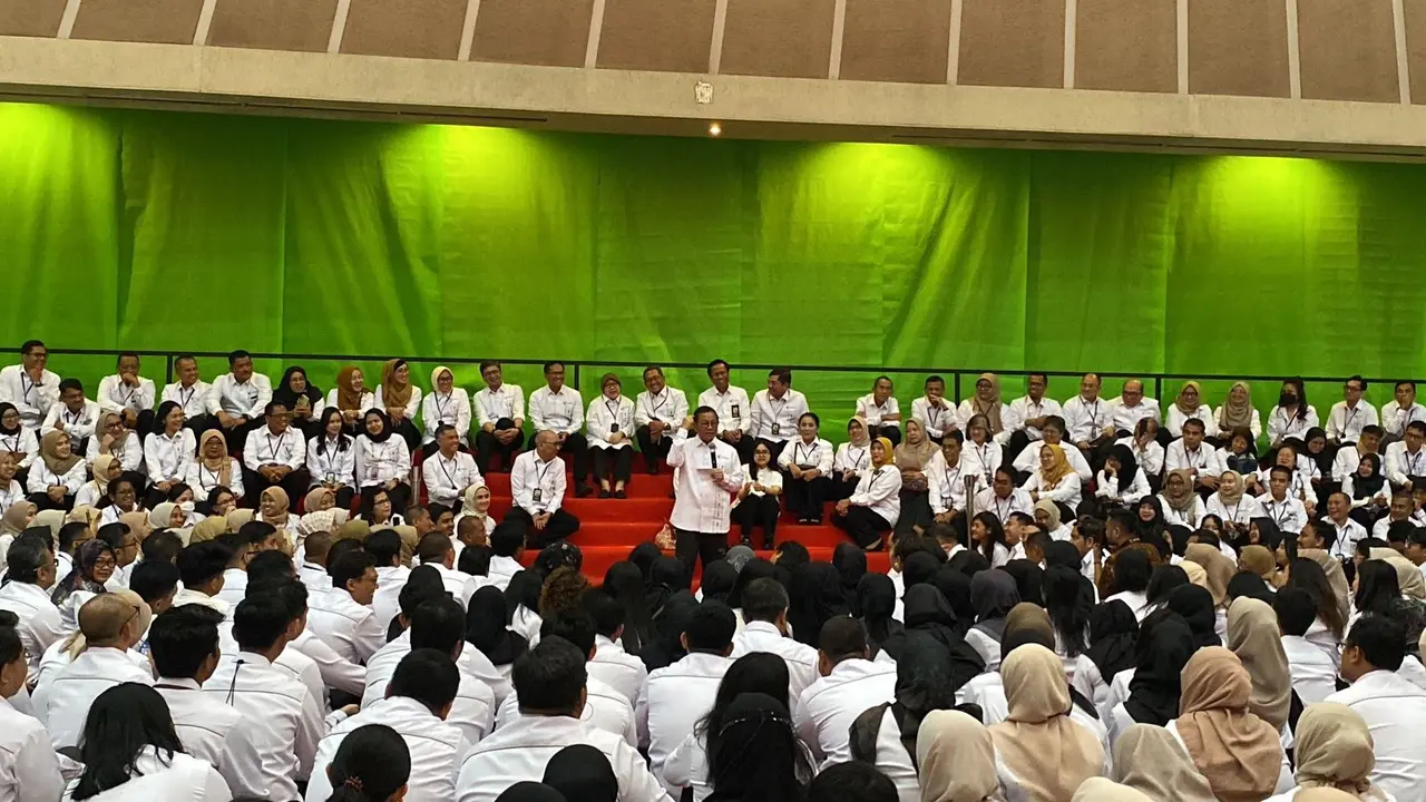Bakal calon gubernur Jakarta, Pramono Anung menangis terharu saat acara perpisahan dengan para pegawai Sekretariat Kabinet (Setkab) di Gedung Krida Bhakti Jakarta.