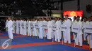 Sejumlah karateka bersiap saat mengikuti pembukaan Kejurmas Karate Piala Panglima TNI ke-IV di GOR Ahmad Yani Mabes TNI, Jakarta, Jumat (19/8). Kejurnas dibuka oleh Panglima TNI Jenderal Gatot Nurmantyo. (Liputan6.com/Helmi Fithriansyah)
