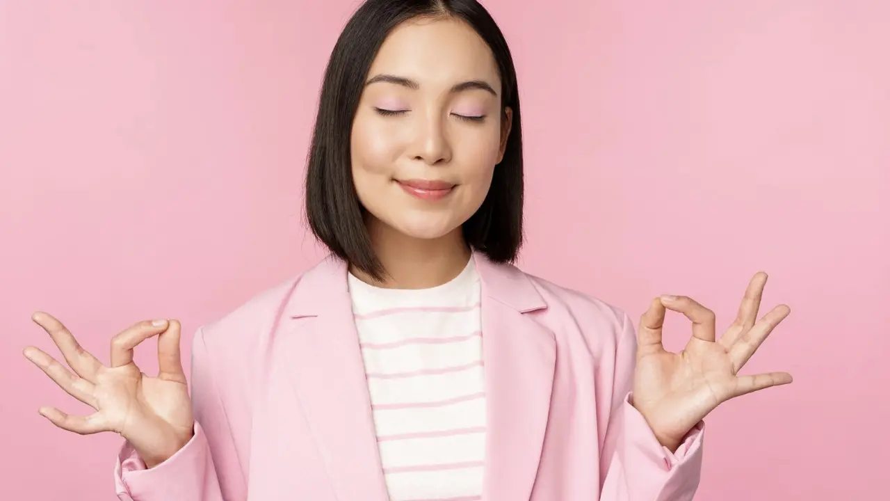 Mindfulness memungkinkan kamu untuk lebih mengenali dirimu sendiri, termasuk pola pikir dan emosi yang sering muncul.
