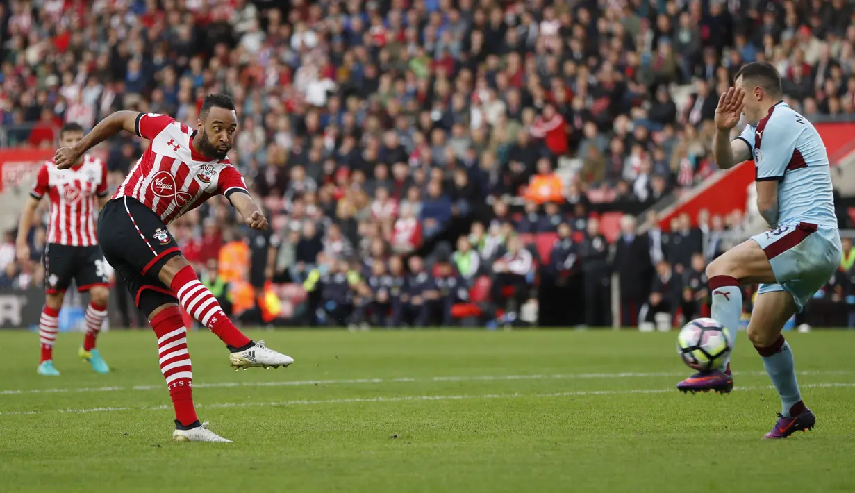 Sepakan maut pemain Southampton, Nathan Redmond menghasilkan gol untuk timnya saat melawan Burnley pada laga Premier League pekan ke-8 di St Mary's Stadium, (15/10/2016). (Action Images via Reuters/John Sibley)