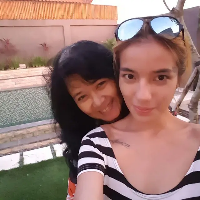6 Potret Kebersamaan Sheila Marcia dan Sang Ibunda, Selalu Kompak