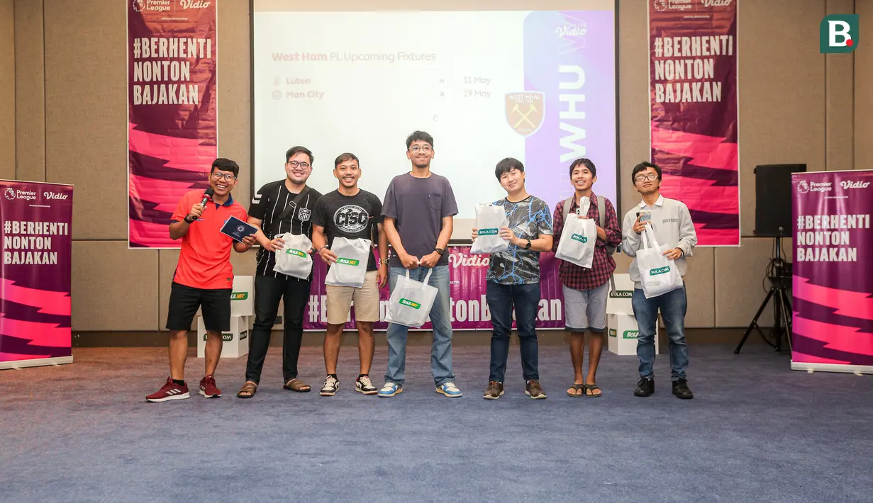 Sejumlah pendukung Chelsea mendapatkan goodie bag setelah berhasil menjawab kuis saat Roaring Night Liga Inggris 2023/2024 antara Chelsea melawan West Ham di Hotel Ibis Tanah Abang, Jakarta, Minggu (05/05/2024). (Bola.com/Bagaskara lazuardi)