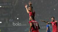 Hansamu Yama dan Rizky Pora merayakan gol saat melawan Thailand pada laga Final Piala AFF 2016 di Stadion Pakansari, Bogor, (14/12/2016). (Bola.com/Nicklas Hanoatubun)