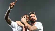 Penyerang AC Milan, Rafael Leao (kiri) melakukan selebrasi bersama Olivier Giroud setelah mencetak gol saat pertandingan sepak bola Serie A Italia melawan Fiorentina di Stadion Artemio Franchi, di Florence pada tanggal 30 Maret 2024. (Alberto PIZZOLI/AFP)
