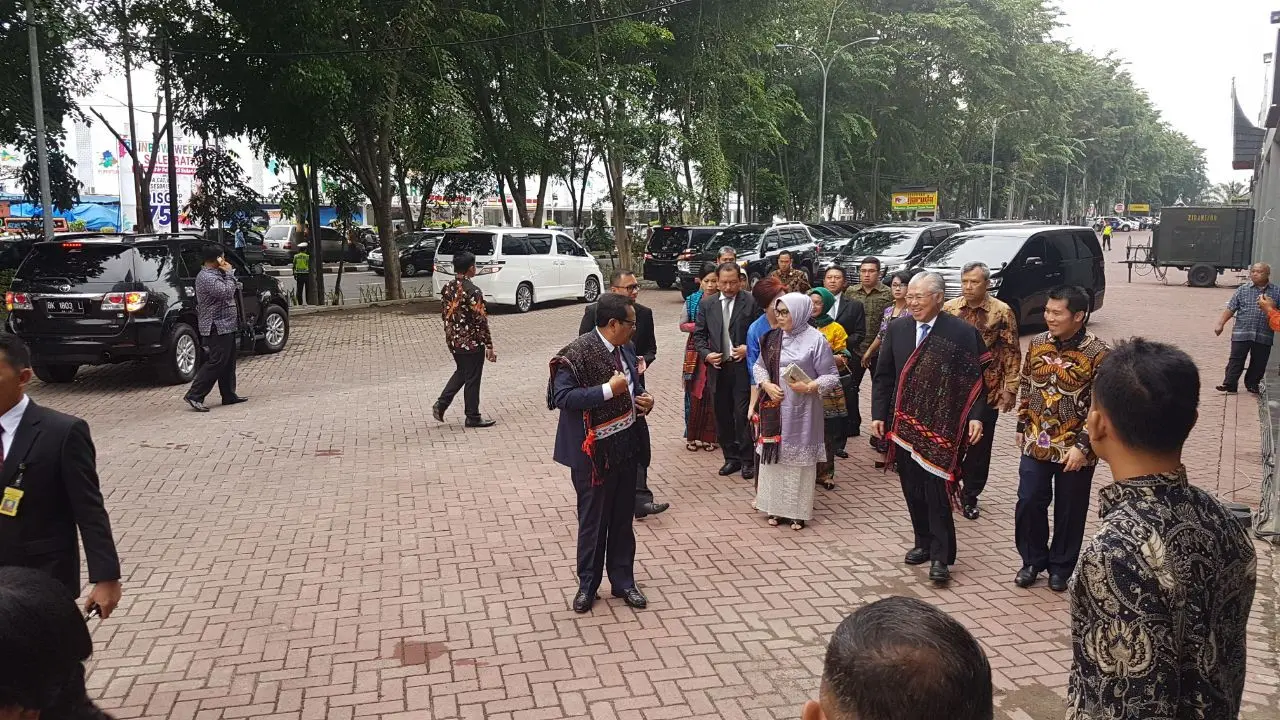 Menteri Perdagangan Enggartiasto Lukita bersama sejumlah menteri lainnya tiba di lokasi resepsi Kahiyang Ayu dan Bobby Nasution di Medan, Sumatera Utara.