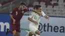 Gelandang Timnas Indonesia, Egy Maulana, ditarik wajahnya oleh bek Qatar, Nasir Baksh, pada laga AFC U-19 Championship di SUGBK, Jakarta, Minggu (21/10). Indonesia kalah 5-6 dari Qatar. (Bola.com/Vitalis Yogi Trisna)