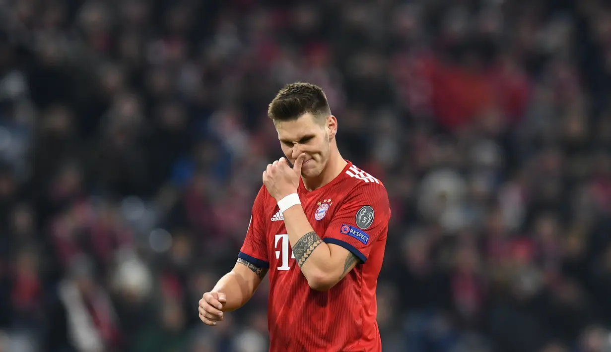 4. Niklas Sule (Bayern Munchen) - Dengan tinggi 195 cm membuatnya piawai untuk urusan duel bola-bola atas dengan penyerang lawan. Musim lalu dirinya berhasil mengunci posisi utama di skuat Bavaria dengan tampil 31 kali di Bundesliga. (AFP/Christof Stache)