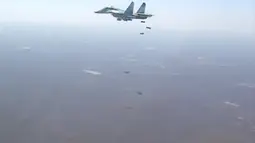 Sebuah rekaman video yang dirilis oleh Kementerian Pertahanan Rusia pada, Kamis (18/8) memperlihatkan aktivitas jet tempur Rusia Sukhoi Su-34 menyerang wilayah kekuasaan ISIS di Deir ez-Zor, Suriah. (REUTERS)