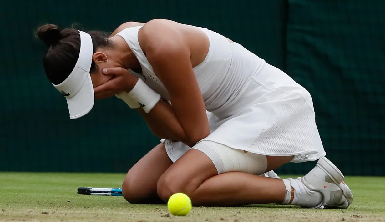 Petenis Spanyol, Garbine Muguruza bereaksi setelah mengalahkan petenis AS Venus Williams pada final Wimbledon 2017, Sabtu (15/7). Muguruza menjadi petenis wanita Spanyol kedua yang memenangkan gelar Wimbledon. (AP Photo/Kirsty Wigglesworth)