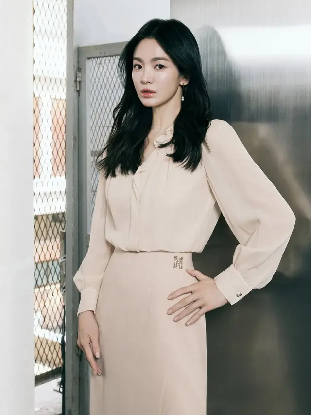 Gaya Anggun Song Hye Kyo Mengenakan Busana Semi Formal, Tampil Stylish dan Memikat (credit: Instagram/kyo1122)
