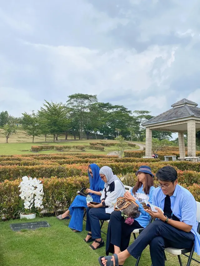 Rayakan Anniversary ke-13, Ini 6 Potret BCL Ziarah ke Makam Ashraf Sinclair