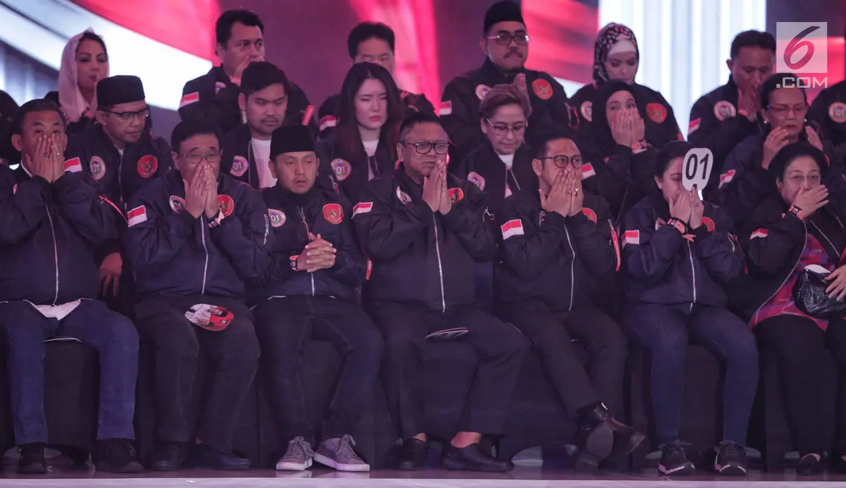 Ketua DPD RI, Oesman Sapta Odang bersama tokoh politik pendukung Capres Cawapres nomor urut 01 berdoa sebelum Debat Capres Cawapres 2019 di Hotel Bidakara, Jakarta, Kamis (17/1). (Liputan6.com/Faizal Fanani)