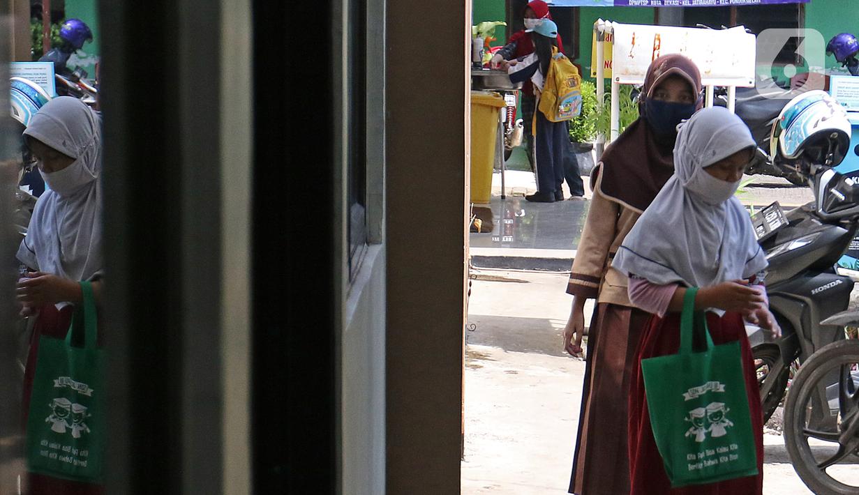 Sejumlah siswa tiba untuk belajar di Aula Kelurahan Jatirahayu, Bekasi, Jawa Barat, Rabu (29/7/2020). Pemerintah Kota Bekasi melalui Kelurahan Jatirahayu menyediakan fasilitas wifi gratis bagi siswa yang terkendala kuota internet dalam kegiatan belajar secara daring. (Liputan6.com/Herman Zakharia)