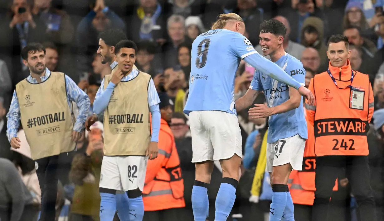 Tekanan mereka berbuah hasil pada menit ke-22, Phil Foden membuka gol lewat aksinya dari luar kotak penalti. Tampak dalam foto, gelandang Manchester City asal Inggris, Phil Foden (kanan) merayakan golnya bersama striker Manchester City asal Norwegia, Erling Haaland dalam pertandingan lanjutan fase liga Liga Champions 2025/2026 antara Manchester City dan Borussia Dortmund di Stadion Etihad, Manchester, Inggris barat laut, pada 5 November 2025 waktu setempat atau Kamis (6/11) dini hari WIB. (Oli SCARFF/AFP)